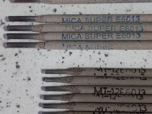 Különböző típusú bevont hegesztőelektródák egymás mellett